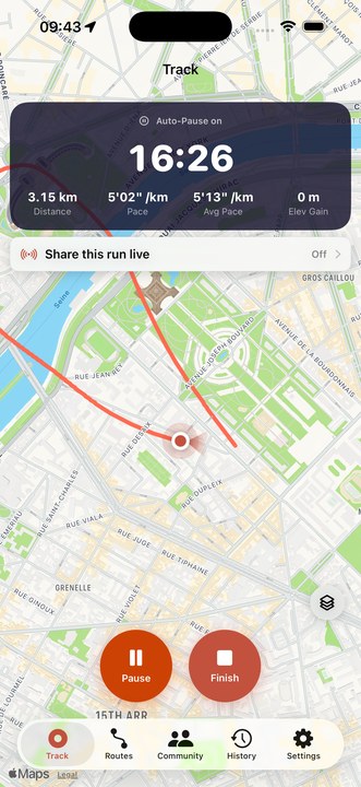 L’écran de suivi de Waypath pendant une course, montrant le temps écoulé, la distance et l’allure au-dessus d’une carte, avec une commande « Partager cette course en direct ».